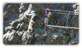 via ferratistes sur la passerelle de la via ferrata des lacs Robert