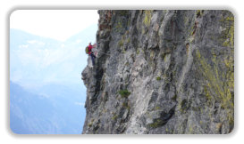 en surplomb sur la via ferrata des 3 Fontaines