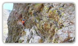 via ferratiste accroché à la paroi sur la via ferrata des 3 Fontaines