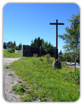 Croix à l'entrée de l'église