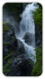 eaux tumultueuses de la cascade de l'Oursière