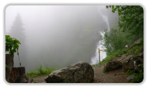 bas de la cascade de l'Oursière, dans la brume