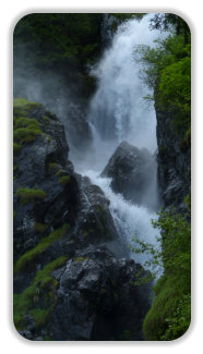 eaux tumultueuses de la cascade de l'Oursière