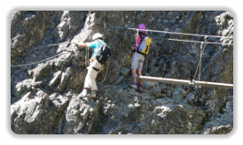 via ferratistes sur la passerelle de la via ferrata des lacs Robert