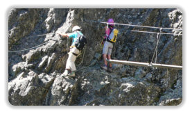 via ferratistes sur la passerelle de la via ferrata des lacs Robert